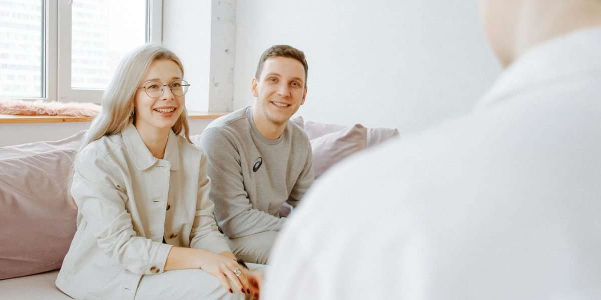 A therapist facilitating a constructive conversation between a couple in a counseling setting.
